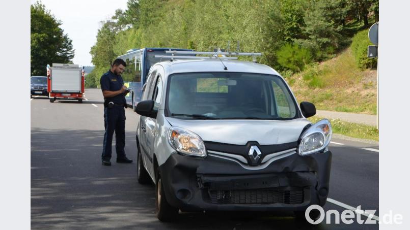 Der Fahrer dieses Zivilfahrzeugs der Bundeswehr übersah ein stehendes Fahrzeug auf der Bundesstraße 22, das links in die Ortschaft Michldorf abbiegen wollte. Beide Fahrzeuginsassen zogen sich mittelschwere Verletzungen zu. Bild: dob
