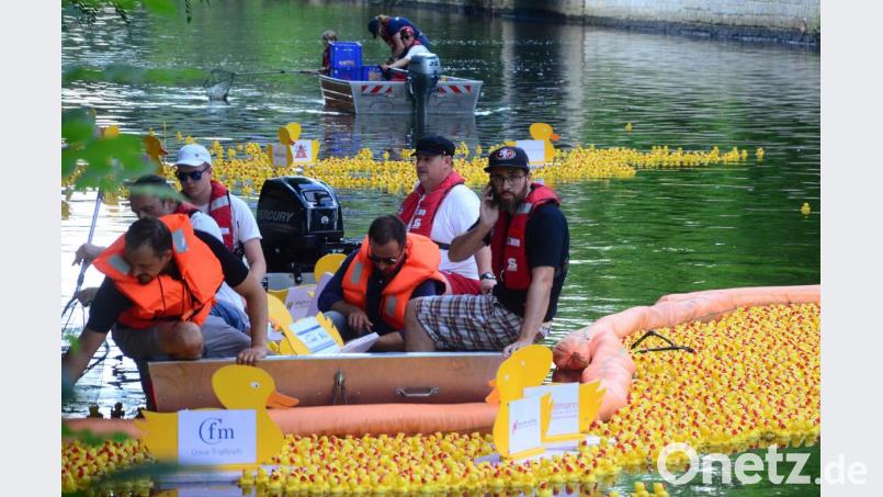 Nach dem Rennen müssen die Gummi-Enten wieder aus dem Wasser gefischt und die Gewinner ermittelt werden. Bild: Kunz
