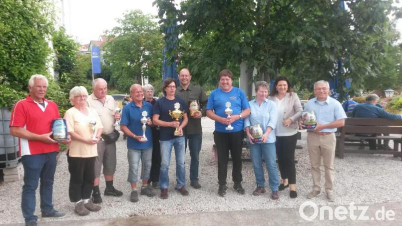 Grafenwöhrs Wanderwart Alfons Dobmann (Vierter von rechts) nimmt von Josef Springer, Bürgermeister von Neushaus/Pegnitz (rechts) den Pokal für den zweiten Platz entgegen. Bild: myd