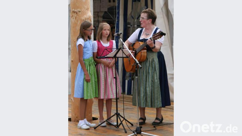 Bis zum Eintreffen der Kirwapaare sangen (v. l.) Tamia Stauber und Maria Dotzler mit Gitarrenbegleitung von Rita Butz lustige Kirwalieder und erhielten dafür mächtig Applaus. Bild: u