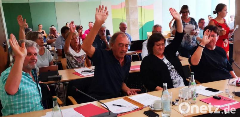 Franz Schindler (SPD, vorne, Zweiter von links) hatte den Antrag seiner Fraktion zur Klärschlammverbrennung begründet und zur Abstimmung gestellt. Auch wenn die Grünen (links Grünen-Fraktionssprecher Rudi Sommer) und die ÖDP mit stimmten, schaffte der Antrag nicht Mehrheitenhürde. Bild: Thomas Dobler