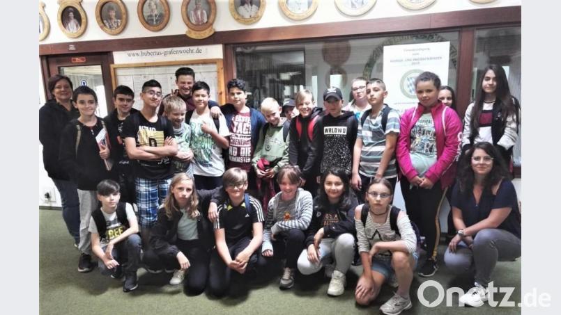 Sechstklässler der Mittelschule Grafenwöhr besuchen den Schützenverein &quot;Hubertus&quot;. Bild: rgr
