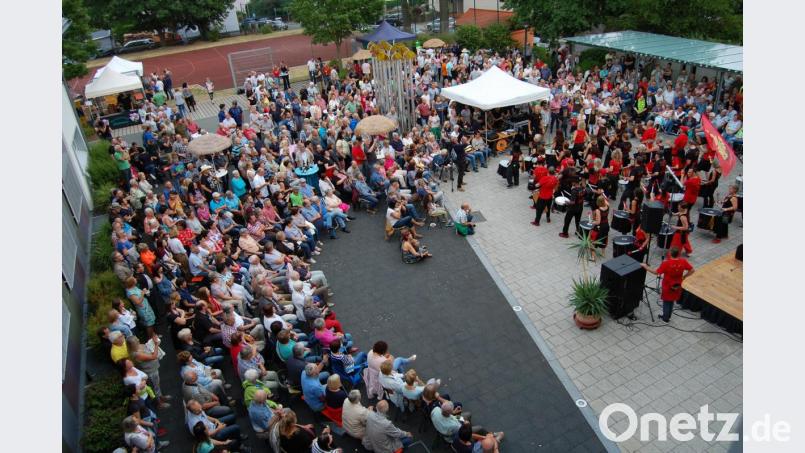 Rund 500 bis 600 Besucher kamen zur Serenade &quot;Brasil Open Air&quot; auf die Altenstädter Rathaus-Piazza. Die Gruppe Jalapeños eröffnete mit 39 Trommler den Abend. Bild: sm