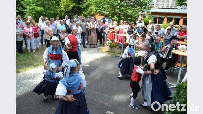 Einen begeisternden Auftritt bot die Kinder- und Jugendtanzgruppe der &quot;Altbairischen&quot; den 200 Gästen beim Jubiläum am Schießlweiher. Bild: hcz