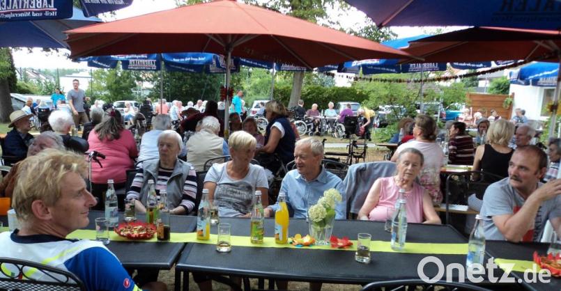 gute Unterhaltung beim Sommerfest Bild: ksi