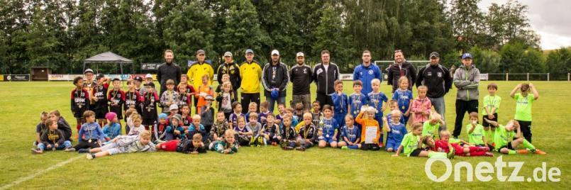 Auch wenn bei den G-Junioren der Spaß im Mittelpunkt steht, so muss es bei einem Turnier auch einen Sieger geben. Den Pokal nehmen die Immenreuther Kicker mit, Medaillen gibt es aber für alle. Bild: ak