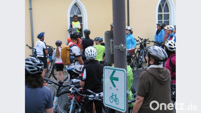 Pfarrvikar Dr. Justin Kishimbe erteilt an der Ortskirche in Oberwappenöst den Teilnehmern den Wallfahrersegen. Bild: bkr