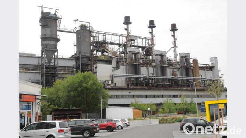 Mit den markanten Gasfackeln prägt das alte Werk die Ortsansicht im Süden. Bild: ge