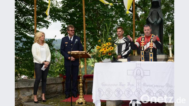 Pater Thomas Mühlberger ist aus Wien mit dem Motorrad und der entsprechenden Kleidung angereist. Es war sein Wunsch auch als Motorradfahrer, aber mit der Stola, den Festgottesdienst zu feiern. Bild: bey