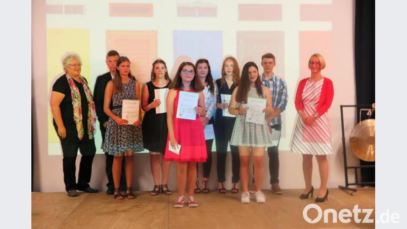 Rektorin Christine Wiesend (rechts) und Christiana Zaglmann (links) danken den ausscheidenden Schulbuslotsen. Bild: jzk