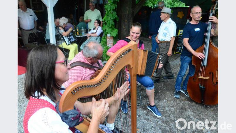 Im Biergarten spielen 20 Musikgruppen aus der Region. Bild: Kunz