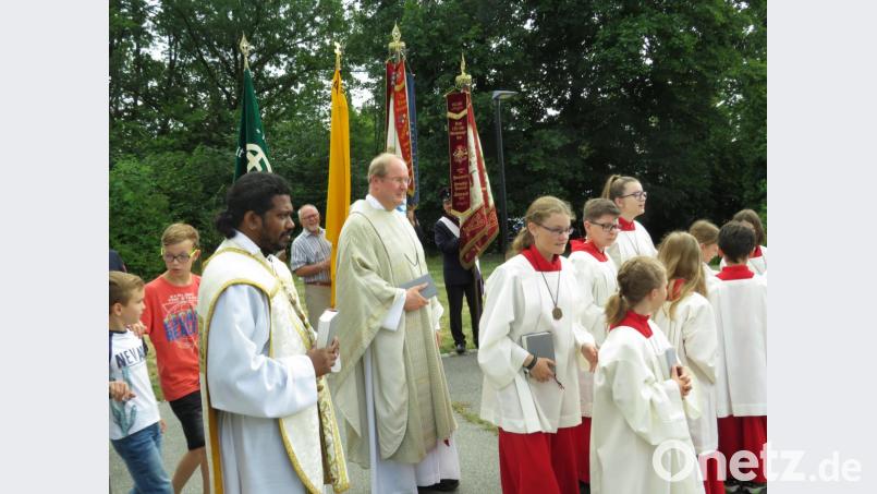 Nach der Messe mit Kaplan Thomas Kutty Samuel. Bild: adj