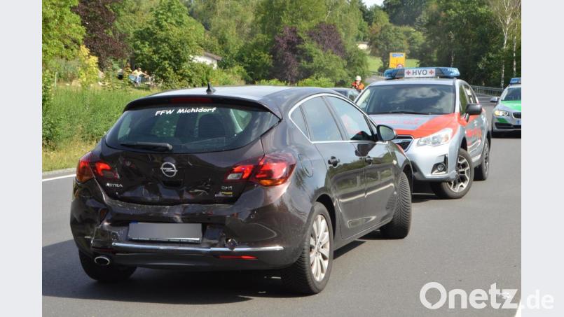 Der Fahrer dieses Opels wollte nach links in die Ortschaft Michldorf abbiegen und wurde von einem nachfolgenden Fahrzeuglenker übersehen. Beide Fahrzeuginsassen zogen sich mittelschwere Verletzungen zu. Bild: dob