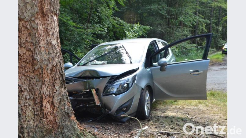 Der 84-jährige Weidener steuerte vermutlich nach einer Herzattacke frontal an einen Baum. Er überlebt nicht. Seine Ehefrau zieht sich durch den Aufprall schwerste Verletzungen zu. Bild: dob