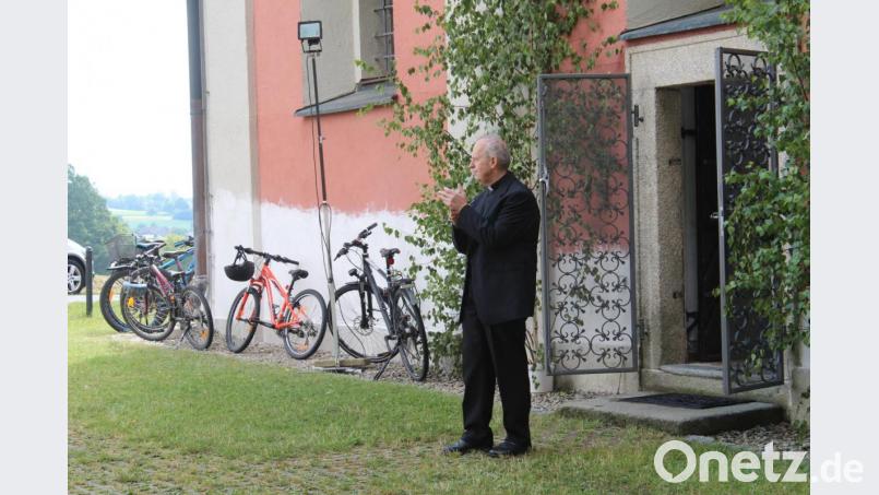 Reinhard Pappenberger gefällt die Darbietung der Blaskapelle. Bild: Susanne Forster