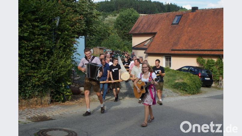Auf geht`s: Der Kirwabaum muss zuerst zum Dorfplatz getragen werden. Die Kirwamusik spielt dazu auf. . Bild: slh