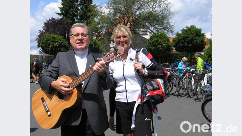 Direktor Manfred Strigl bringt Monika Kainz (rechts) ein nachträgliches Geburtstagsständchen auf seiner Gitarre Bild: bkr