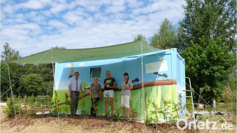 Vilsecks Bürgermeister Hans-Martin Schertl und Adolfine Nitschke von der Tourist Info bestaunen die künstlerische Arbeit von Luke Luber und Solveig Dejardin (von links). Bild: Stefanie Gradl