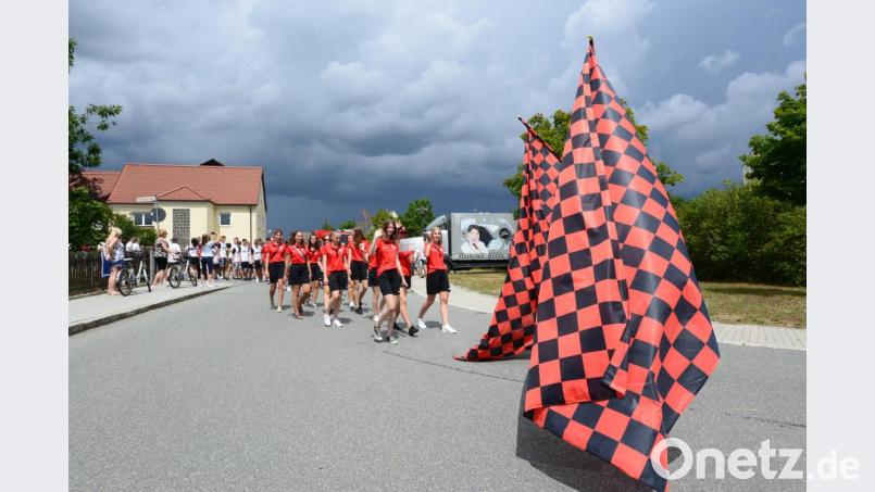 Wie von Geisterhand scheinen die Vereinsfahnen des SC Luhe-Wildenau beim Meisterzug durch die Straßen Oberwildenaus zu schweben. Bild: bey