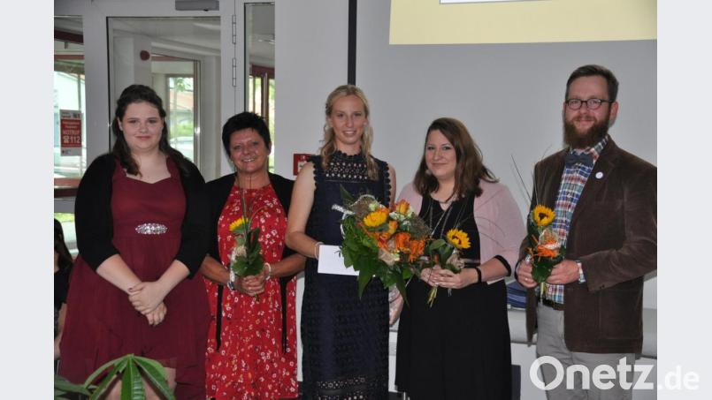 Klassensprecherin Johann Sattler dankt den Lehrkräften Brigitte Koch, Jasmin Heindl, Melanie Ianodoisi und Oliver Steinberg (von links). Bild: ak