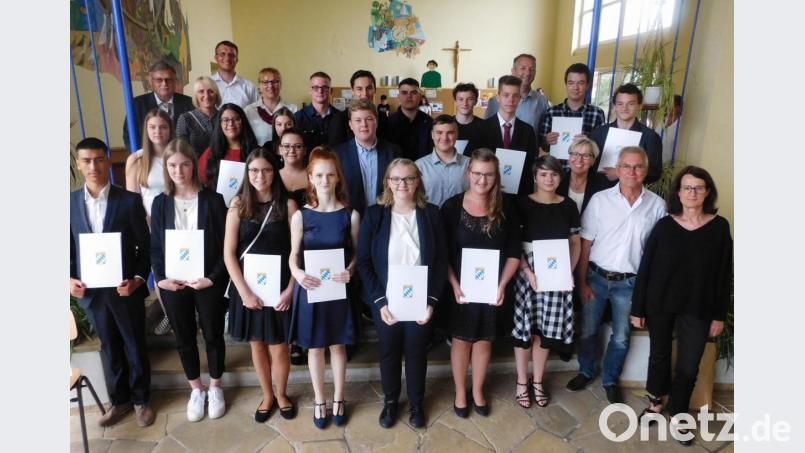 Die Abschlussschüler 2019 der Werner-Porsch-Grund- und Mittelschule mit den Jahrgangsbesten Laura Leimann, Daniela Hufnagl, Kristin Opel und Svenja Schraml (vorne, Zweite, Vierte, Fünfte und Sechste von links). Allen gratulieren Klassenleiter Philipp Wisnewski, Elternbeiratsvorsitzende Heike Geier (hinten, Dritter und Vierte von links), Rektorin Hedwig Forster (vorne, Dritte von rechts), Konrektor Christian Hanauer (hinten rechts), Renate Schweingel, Horst Linhardt (vorne von rechts) sowie Bürgermeister Manfred Porsch und Berufseinstiegsbegleiterin Stefanie Semmelmann (hinten von links). Bild: hai