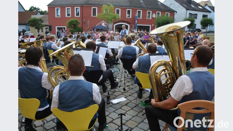 Eine beeindruckende Konzertkulisse bildete wieder einmal der Therese-Neumann-Platz. Bild: jr