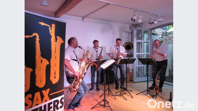 Von den Beatles, Gershwin und Mancini bis Stevie Wonder und Joe Zawinul hatten &quot;The Sax-Brothers&quot; alles im Programm, was zum Soundtrack eines Bilderbuch-Sommerabends in Elbart gehört. Bild: aks