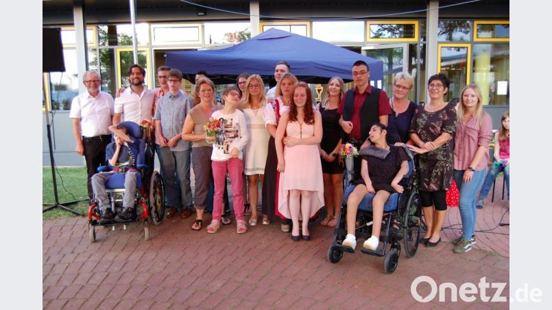 Zehn Entlassschüler/innen wurden in einer ansprechenden Feier aus den Berufschulklassen der HPZ-Förderschule Irchenrieth in die Werkstätten oder in die Förderstätte verabschiedet. Bild: grm
