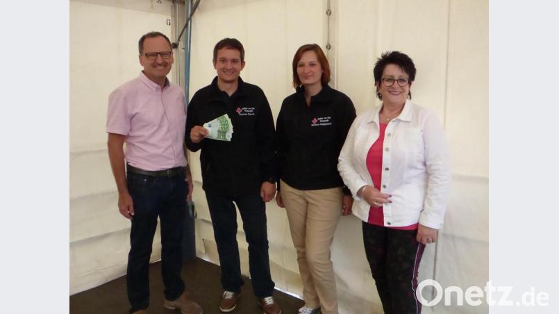 Eine Spende 400-Euro-Spende überreichen Renate Kneidl (rechts) und Martin Graser (links) vom Pfarrgemeinderat den Pressather Helfern vor Ort. Bild: mng