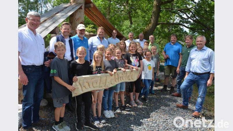 Selbst an einem Sonntagnachmittag mussten die Kinder der 4a der Mitterteicher Grundschule arbeiten, indem sie das Insektenhotel bestückten. Eingebaut wurde, unter anderem, Moos, Sägespäne, Schilf, Gräser und vieles andere mehr. Das Insektenhotel bekam den Namen &quot;Krabbelhöhle&quot;. Bild: jr