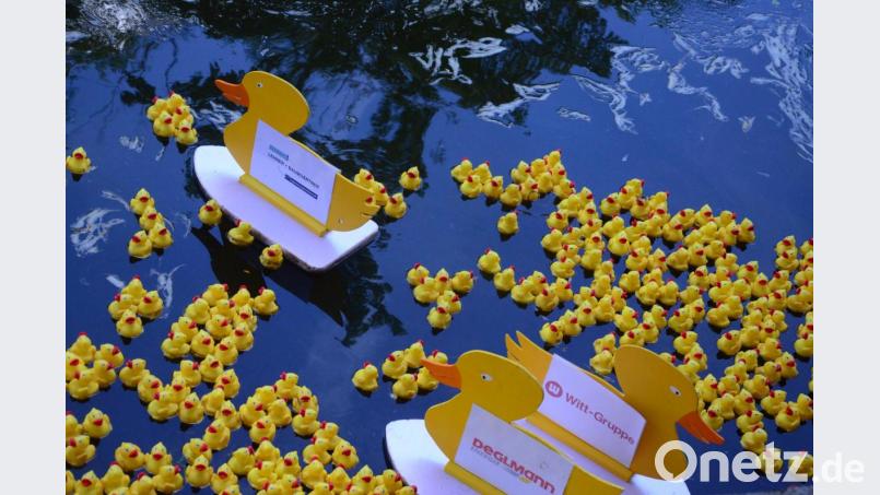 Nach dem Rennen müssen die Gummi-Enten wieder aus dem Wasser gefischt und die Gewinner ermittelt werden. Bild: Kunz