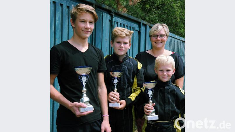 Jeweils zwei Klassensiege gab es für (von links) Carlo Jagosch, Matthias und Martin Scherer. Da strahlten nicht nur die Sieger, auch die NAC Vorsitzende Anja Gebhard. Bild: gf