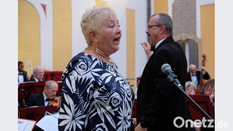 Mit Sopranistin Eva Danzl unternimmt eine echte Kosmopolitin emotionale Höhenflüge in die Welt an der schönen blauen Donau. Rechts im Bild Dirigent Nico Dick. Bild: do