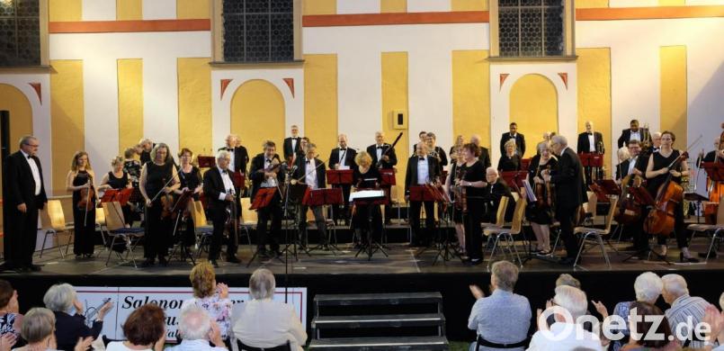 Erneut beeindruckt in Speinshart das mächtige Ensemble des Neustädter Salonorchesters mit Maestro Nico Dick mit musikalischen Spezialitäten aus der Wiener Doppelmonarchie. Bild: do