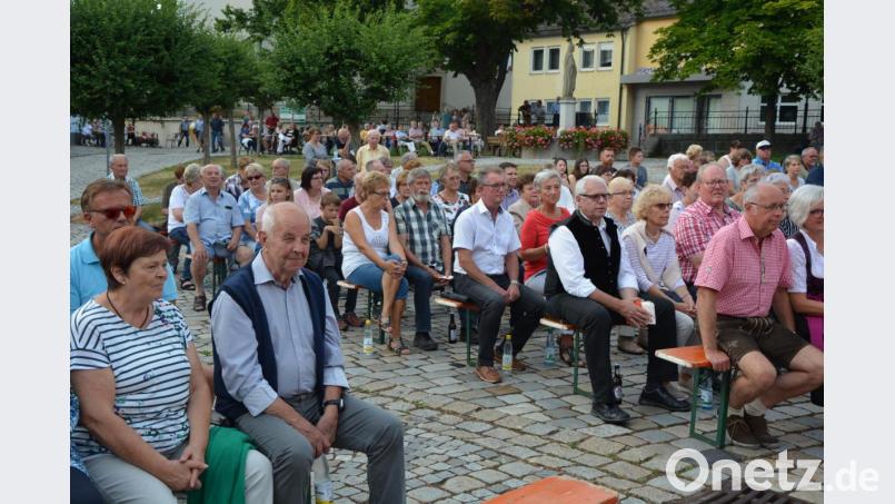 Die vielen Zuhörer zeigten dankten zum Abschluss mit stehenden Ovationen. Bild: jr