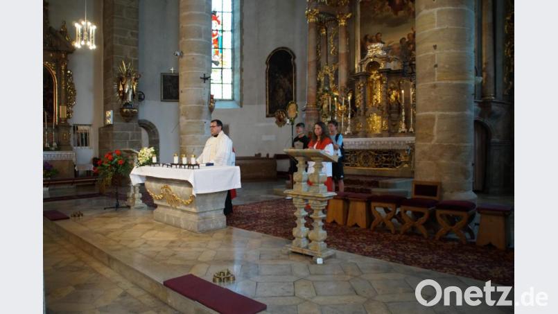 Pfarrer Konrad Amschl spendet den Schlusssegen. Bild: kaz