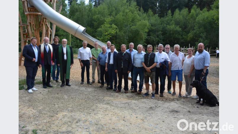 Zahlreiche Ehrengäste waren zur kirchlichen Segnung des „Sterzer Rundwegs“ am Sonntagnachmittag gekommen. Unter ihnen waren Bürgermeister Roland Grillmeier (Fünfter von links), MdL Tobias Reiß (Neunter von links), Architekt David Neidl (Dritter von links), Forstbetriebsleiter Norbert Zintl (Siebter von rechts), sein Vorgänger Gerhard Schneider (Sechster von rechts) und Leitender Landwirtschaftsdirektor Wolfgang Wenisch (Fünfter von rechts). Bild: jr