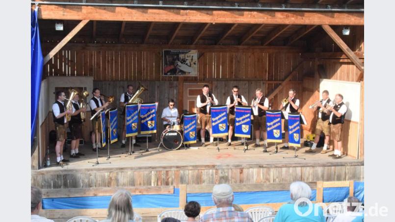 Auf der Bühne im Pfarrgarten unterhalten die Dagesteiner Musikanten ihr Publikum mit beliebten Stücken der bayerischen und böhmischen Blasmusik. Bild: wku