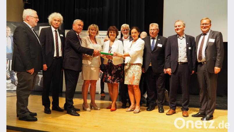 Staffelstabübergabe zwischen Oberbürgermeister Kurt Seggewiß und OTH-Präsidentin Andrea Klug an die Präsidentin der Hochschule Ansbach, Ute Ambrosius, und die Oberbürgermeisterin von Ansbach, Carda Seidel (Dritter bis Siebte von links). Bild: Bühner