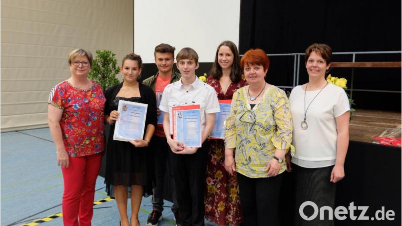 Für ihr soziales Verhalten besonders geehrt wurden die Schüler Melissa Martin , Nico Haberkorn, Alexander Neumann und Paula Riolfi (von links). Mit im Bild Rektorin Gisela Kastner (links) und die Klassenleiterinnen Tanja Zeus und Monika Beer-Helm (von rechts). Bild: exb