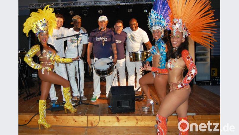 Die Gruppe &quot;Sambatuque Brasil mit Bandleader Osmar Oliveira (Mitte) sorgte zusammen mit drei brasilieanischen Sambatänzerinnen mit heißen Rhythmen für ein brasilianisches Feeling. Bild: sm