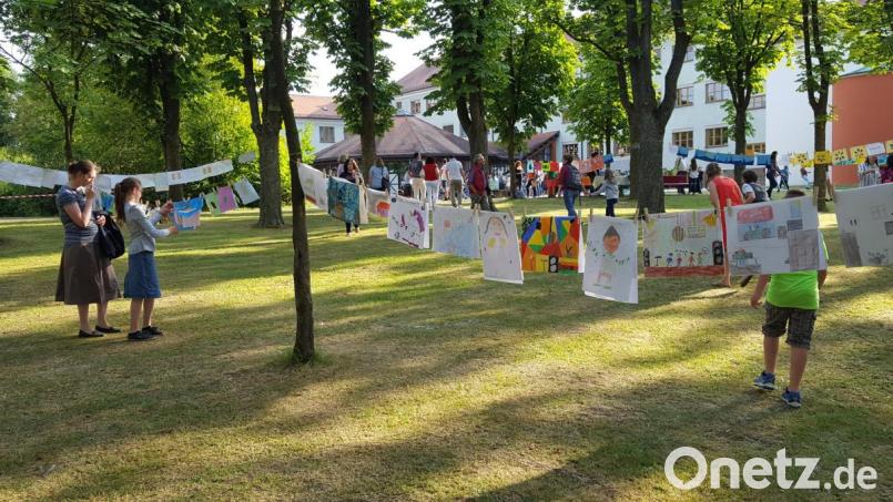 Eine Kunstausstellung bereicherte das Programm zum Abschlussabend in der Markgraf-Diepold-Grundschule. Bild: opp