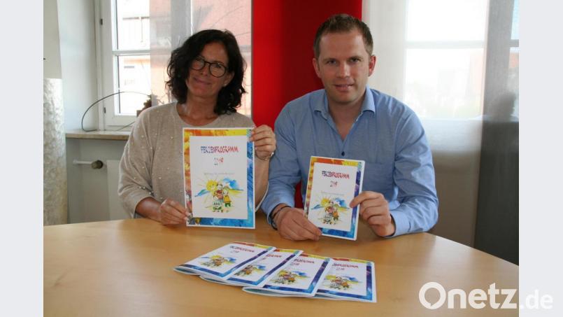 Bürgermeisterin Friederike Sonnemann und Jugendreferent Christian Fritsch stellten das Ferienprogramm vor. Bild: fpoz