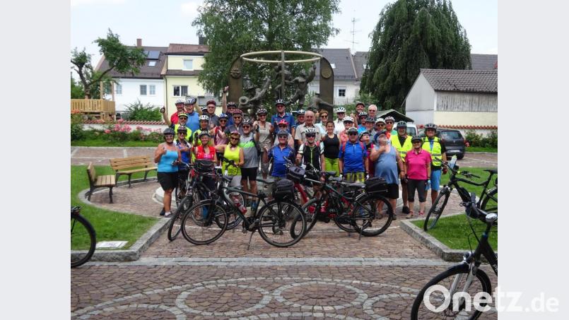 Das Bild zeigt die Gruppe in Türkheim vor dem Sieben-Schwaben-Brunnen. Bild: exb