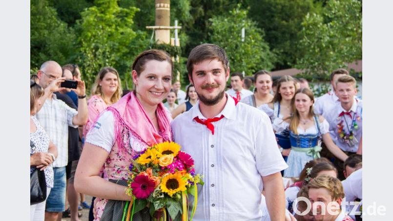 Tina Bayer und Adrian Lutter grüßen als Oberkirwapaar 2019 in Etzelwang. Bild: Christian Skiefe