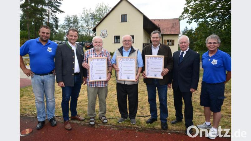 DJK-Vorsitzender Robert Zirngibl, Bürgermeister Anton Kappl (von links), 2. DJK-Vorsitzender Helmut Süß, DJK-Vizepräsident Siegmund Balk (von rechts) überreichten die Ernennungsurkunden zum Ehrenmitglied an Josef Hartwig, Josef Dirschedl und Karl Bodensteiner (von links, mit Urkunden). Bild: bey