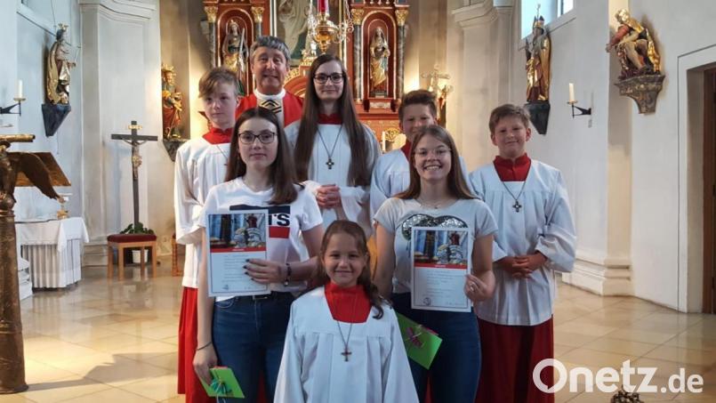 Paula Süß (links, mit Geschenk) und Franziska Kappl (rechts, mit Geschenk) werden als Ministrantinnen verabschiedet, Sabrina Süß (nicht im Bild) und Luisa Preßl (vorne) sind neu in der Ministrantenschar. Bild: sl