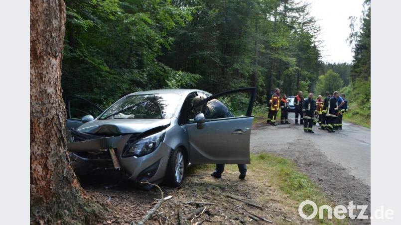 Der 84-jährige Weidener steuerte vermutlich nach einer Herzattacke frontal an einen Baum. Er überlebt nicht. Seine Ehefrau zieht sich durch den Aufprall schwerste Verletzungen zu. Bild: dob