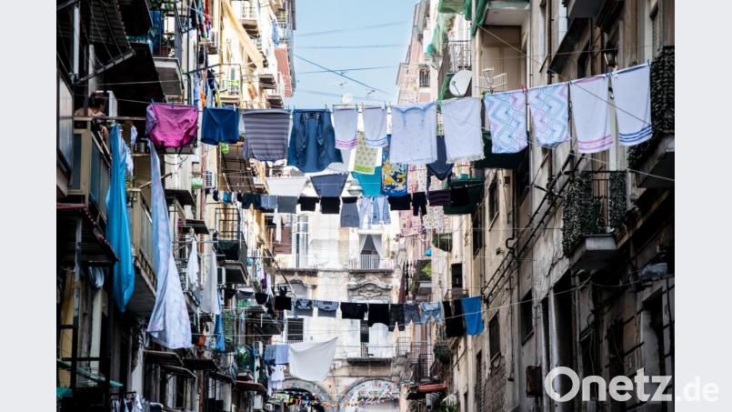 Ein typisch buntes Bild, das sich in vielen italienischen Großstädten bietet: Gespannte Wäscheleinen zwischen den oft eng aneinanderliegenden Häusern. Bild: exb