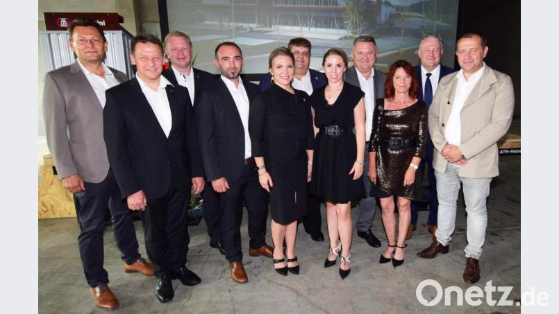 Bei der Einweihung (von links): Bauleiter Georg Heinl, die Raiffeisen-Vorstandsmitglieder Erich Übler und Martin Sachsenhauser, Fabian Heinl, Corinna Heinl, der Illschwanger Bürgermeister Dieter Dehling, Anja Antikidis-Heinl, Hans Heinl, Evi Heinl, Landrat Richard Reisinger und Architekt Georg Zunner. Bild: no